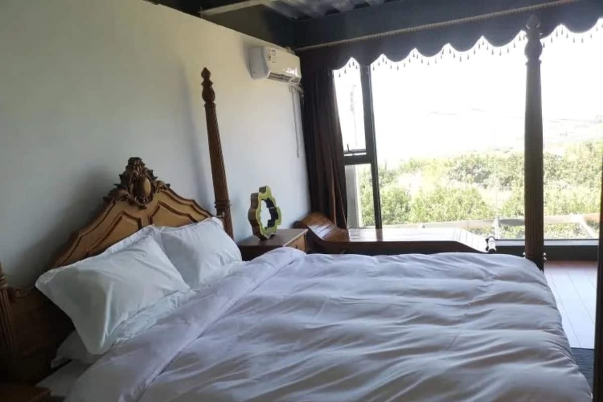 Maestro Bed | Desk, blackout drapes, WiFi (free)