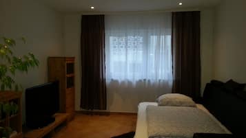 Condo, 1 Bedroom, Non Smoking, Kitchen | Living room | TV, books