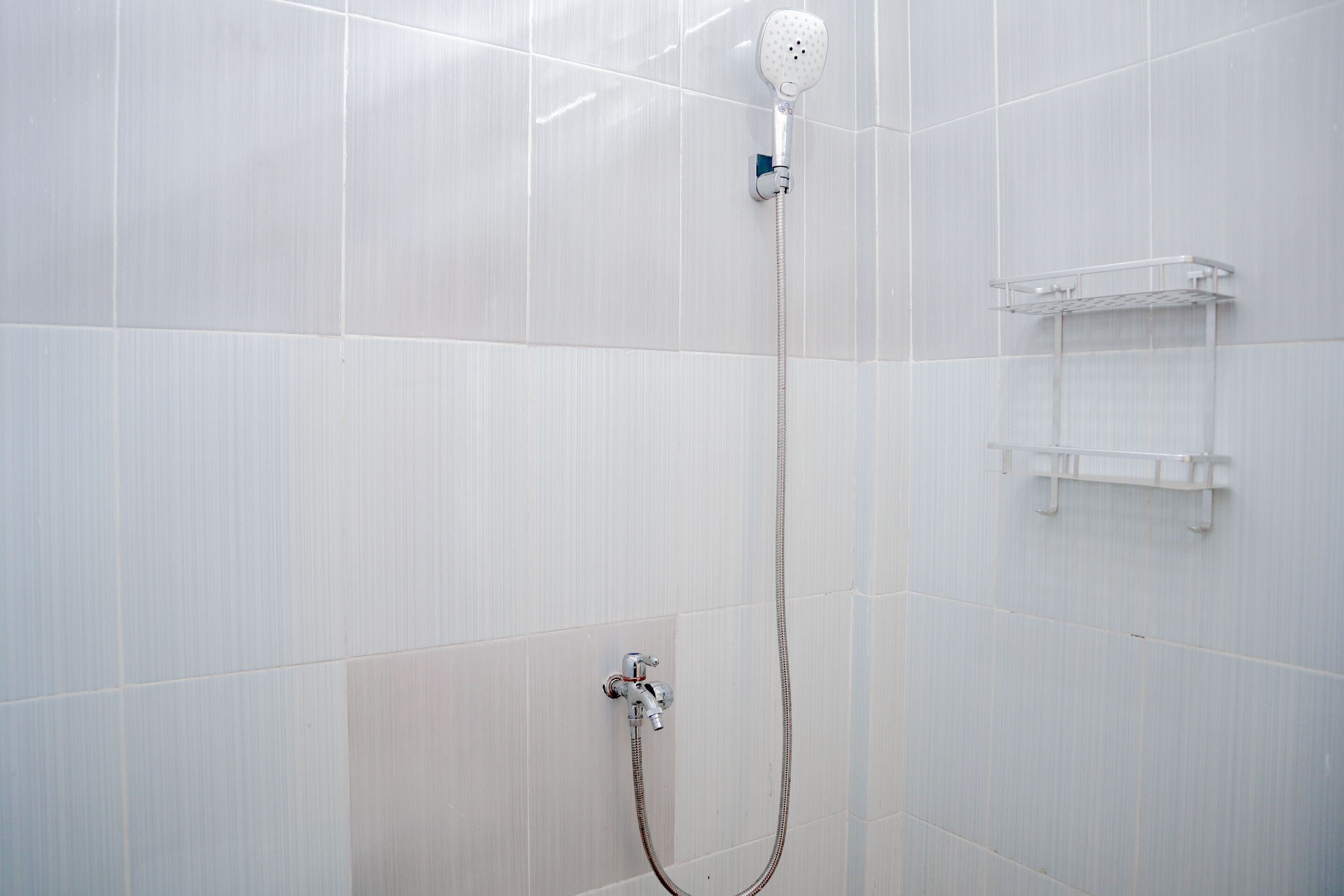 Economy Twin Room | Bathroom | Shower, towels