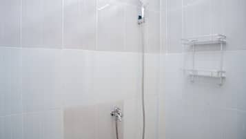 Economy Twin Room | Bathroom | Shower, towels