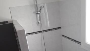 Triple Room (Prune) | Bathroom shower