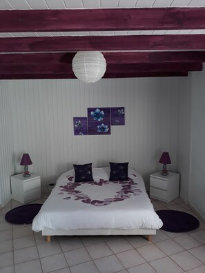 Habitación triple (Prune) | Decoración personalizada, muebles diferentes y cortinas blackout 