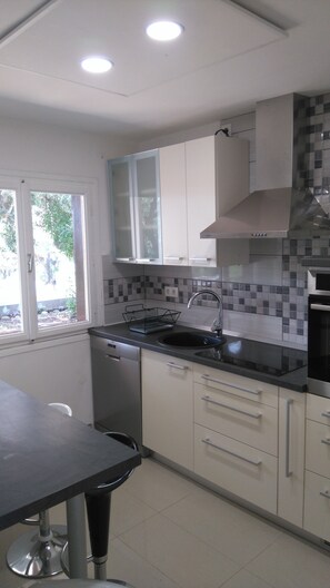 House, 2 Bedrooms | Private kitchen | Full-size fridge, microwave, oven, stovetop