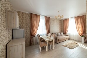 Deluxe Room | Living area | 42-inch flat-screen TV with satellite channels, TV - Villa Sarra (Baranavichy)