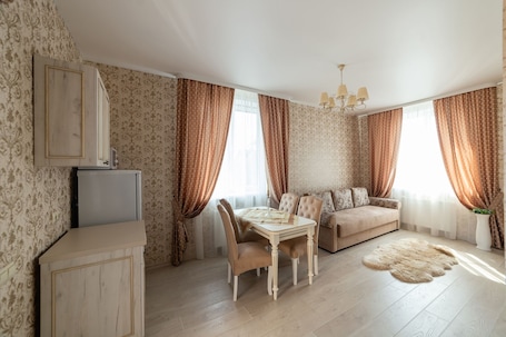Deluxe Room | Living area. Villa Sarra