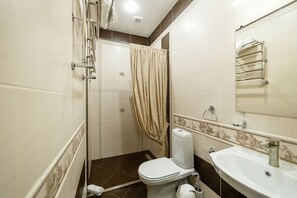Quarto duplo econômico | Banheiro | Chuveiro, produtos de toalete grátis, secador de cabelo 