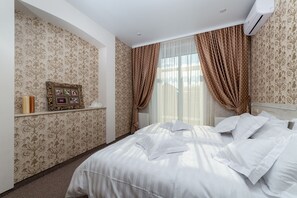 Deluxe Room | Premium bedding, blackout drapes, iron/ironing board - Villa Sarra (Baranavichy)