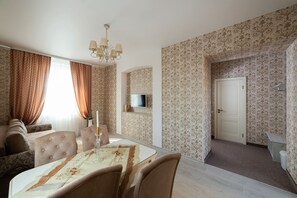 Deluxe Room | Living area