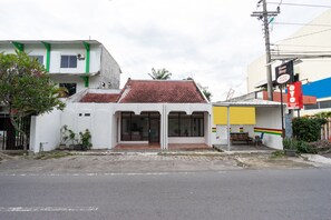 Front of property - OYO 2454 Wanawiyata Homestay  (Depok)