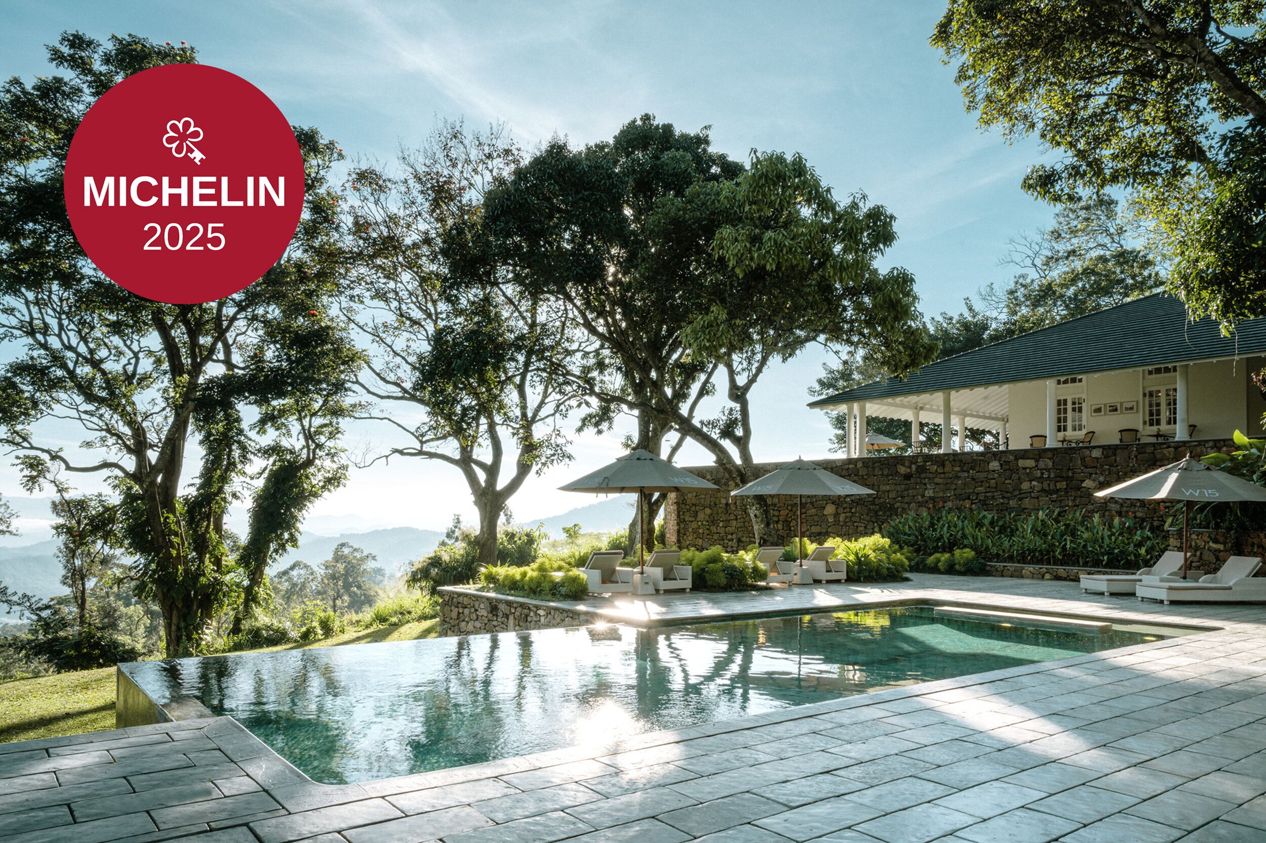 Una piscina al aire libre, sombrillas, tumbonas