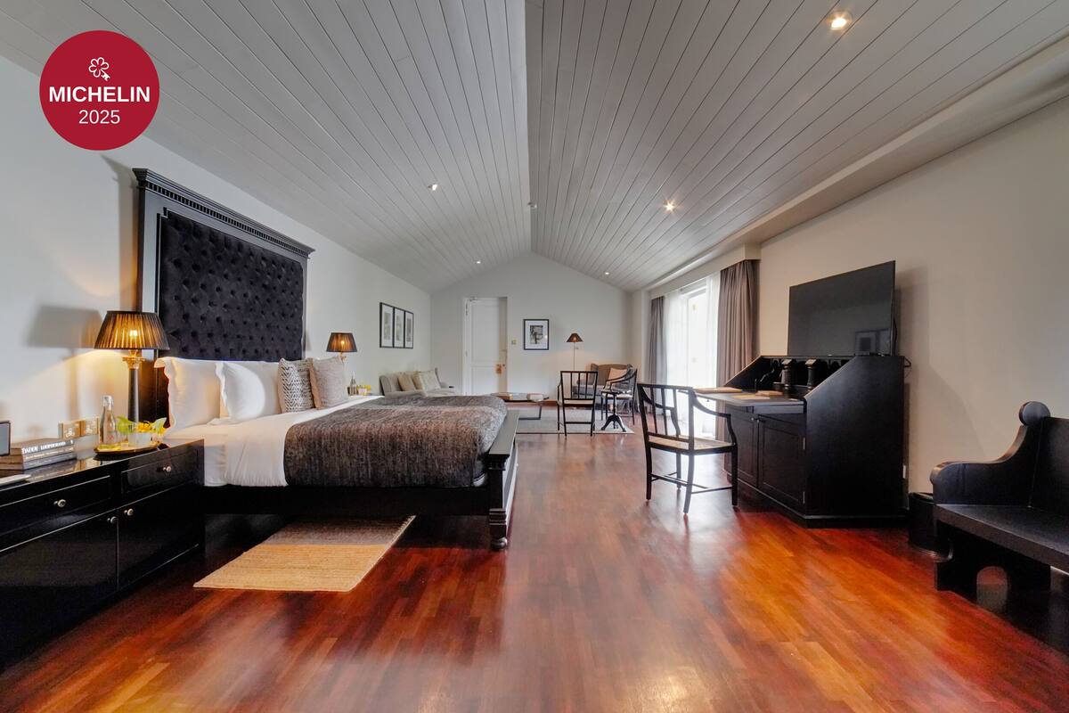 Executive Suite, 1 Double Bed | Minibar, in-room safe, desk, blackout drapes