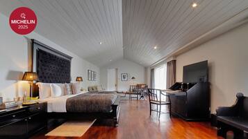 Executive Suite, 1 Double Bed | 1 bedroom, minibar, in-room safe, desk