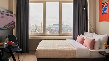 Large Studio with Kitchen | SÀngtillbehör av högsta kvalitet och vÀrdeförvaringsskÄp pÄ rummet