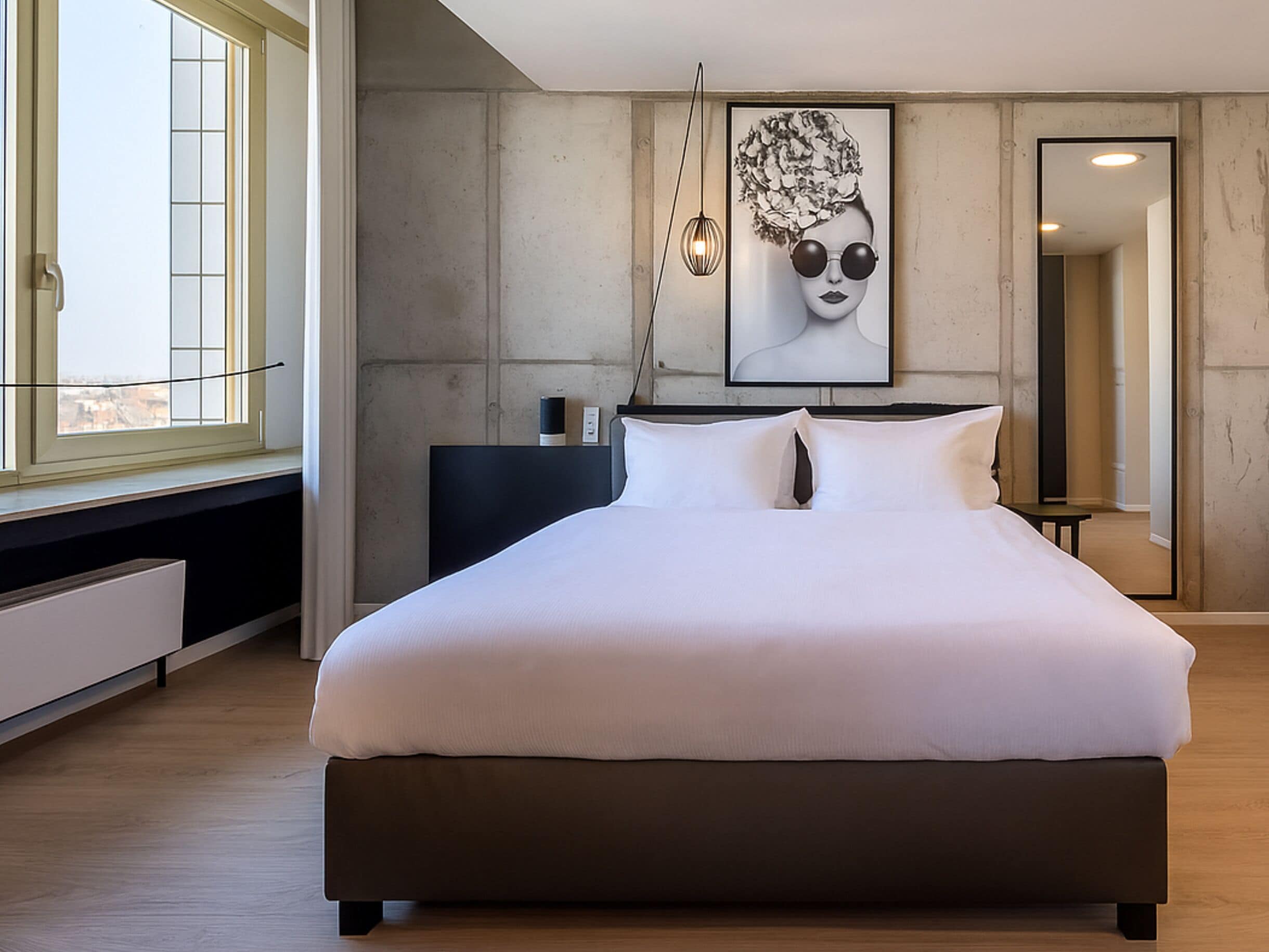 Ropa de cama de alta calidad y caja de seguridad en la habitación 