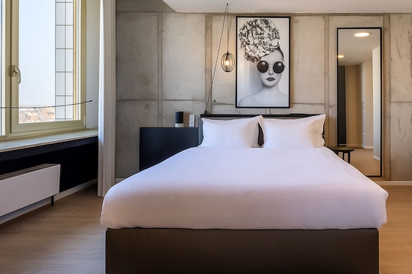 Premium bedding, in-room safe, laptop workspace, free WiFi