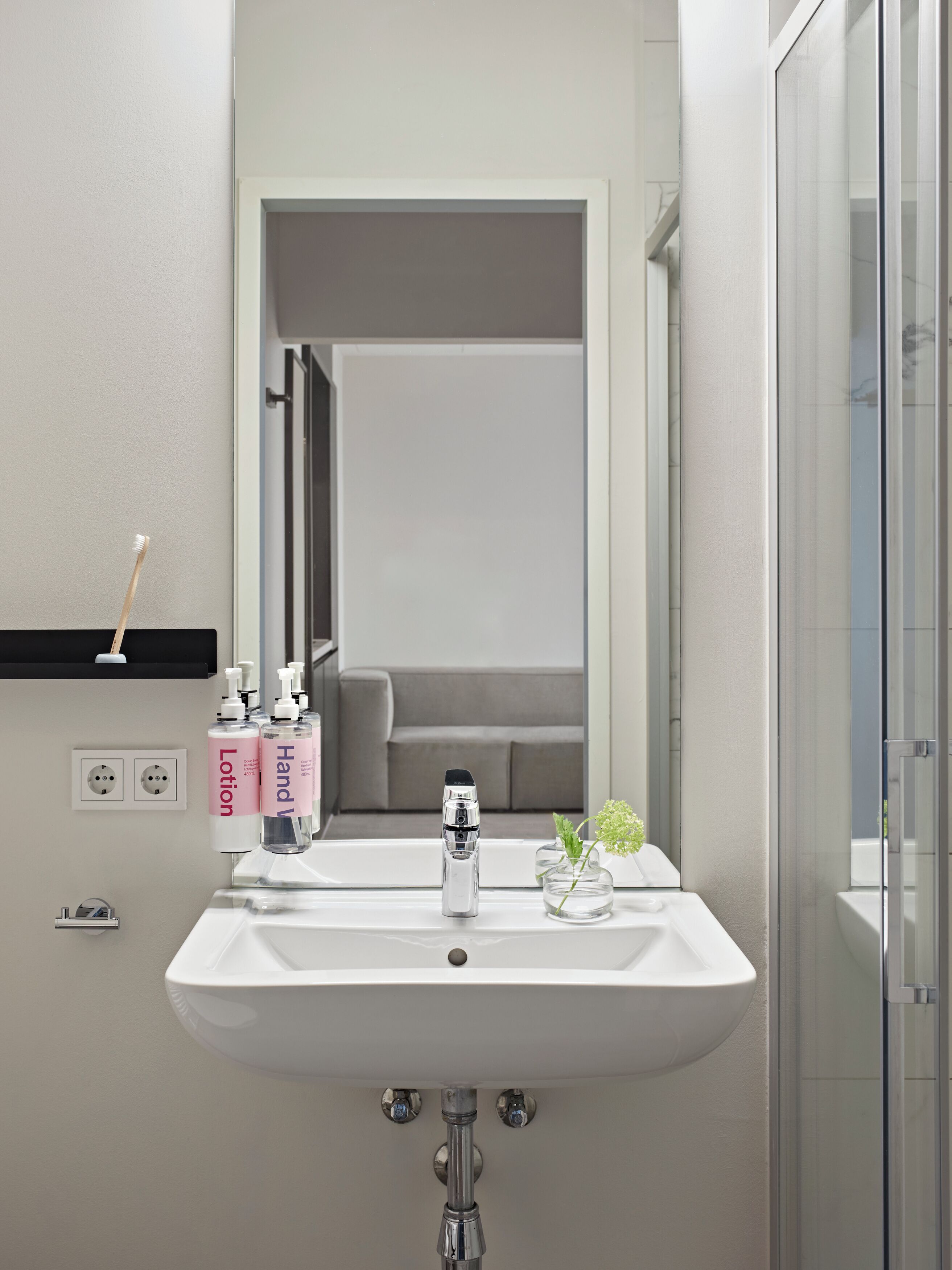 Large Studio with Kitchen | Banheiro | Chuveiro, secador de cabelo, toalhas de banho, sabonete