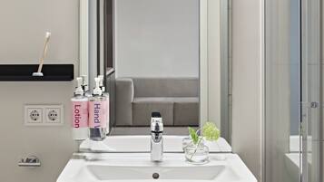 Large Studio with Kitchen | Badrum | Dusch, hÄrtork, handdukar och tvÄl