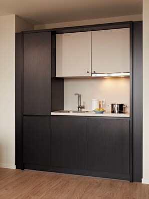 Mini réfrigérateur, cafetière/bouilloire, bouilloire électrique