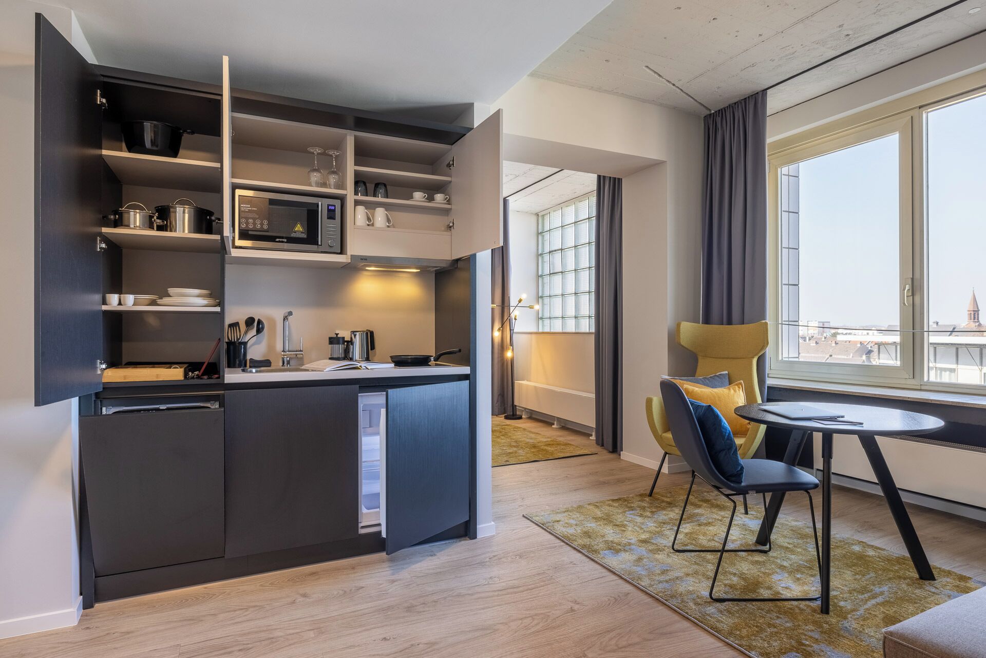 Extra Large Studio with Kitchen