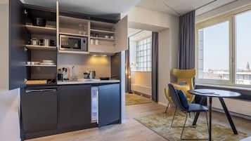 Extra Large Studio with Kitchen | Ylelliset vuodevaatteet, tallelokero huoneessa