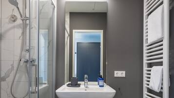 Suihku, hiustenkuivaaja, pyyhkeet, saippua