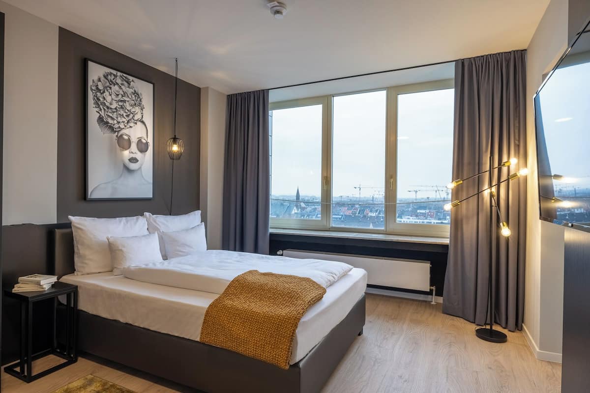 1 bedroom, premium bedding, in-room safe, laptop workspace