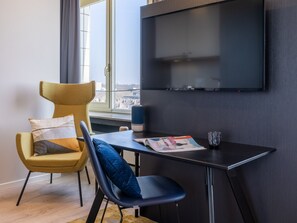 Medium Studio with Kitchen | Bộ đồ giường cao cấp, két bảo mật tại phòng 