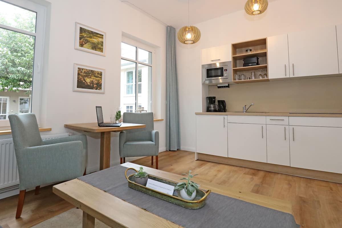 Deluxe appartement | Woonkamer | Een 100-cm flatscreentelevisie met satellietzenders en een televisie