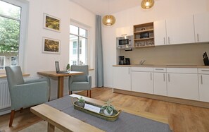 Appartement Deluxe | Salle de séjour | Télévision à écran plat de 100 cm avec chaînes par satellite, télévision