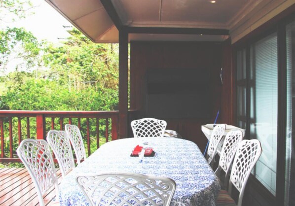 House, 4 Bedrooms, Sea View | Terrace/patio