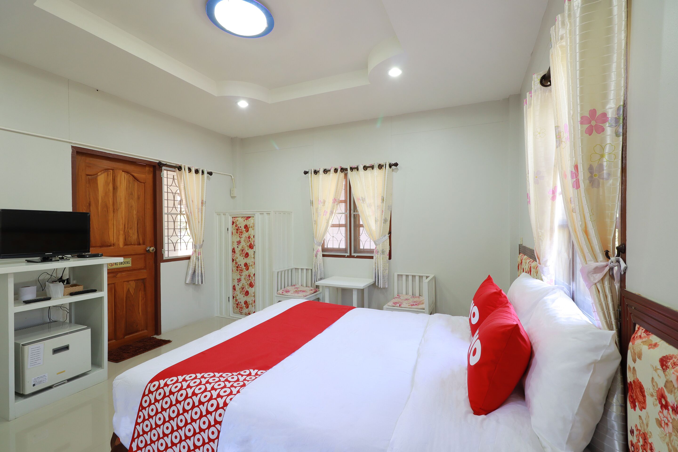 Desk, free WiFi, bed sheets