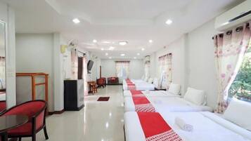 Escritorio, wifi gratis y ropa de cama