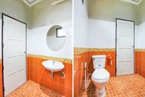 Habitación triple Deluxe | Baño | Ducha, toallas, jabón y champú