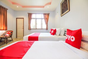Habitación triple Deluxe | Escritorio, wifi gratis, ropa de cama