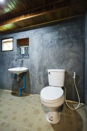 Habitación doble Deluxe | Baño | Regadera, toallas, jabón, shampoo 