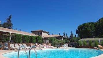 Una piscina techada, una piscina al aire libre de temporada