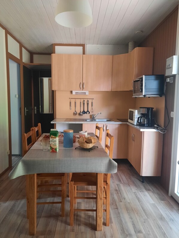 Chalet (4/6 Pers) | Private kitchen | Fridge, oven, stovetop, highchair