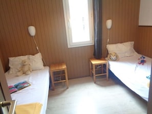 Chalet (4/6 Pers) | 2 bedrooms, blackout drapes, free cribs/infant beds, bed sheets