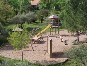 Lasten leikkialue ulkona