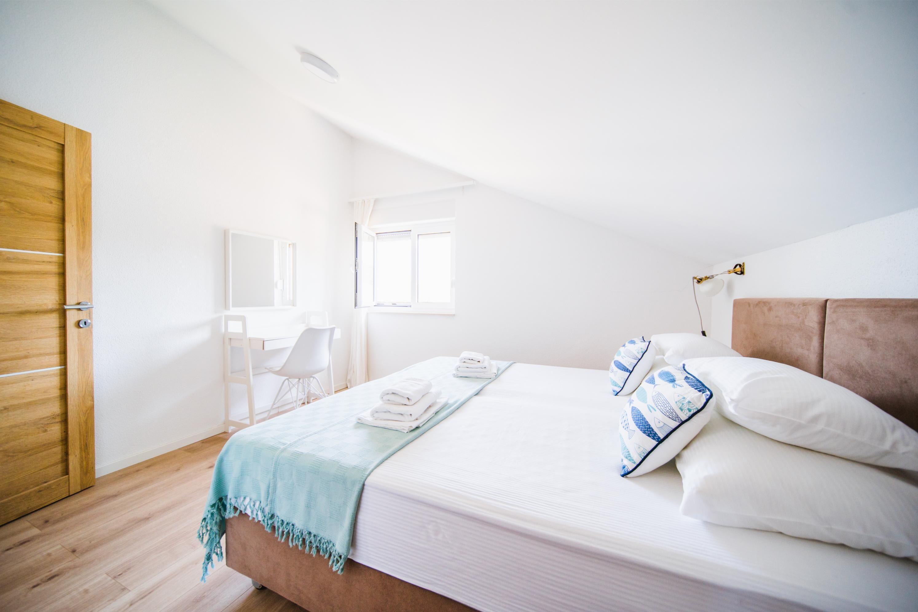 Ein Schlafzimmer mit einem Bett, einem Schreibtisch und einem Stuhl.