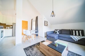 Apartament clàssic, 1 dormitori (C6) | Sala d'estar | Televisor de pantalla plana de 43 polzades amb canals per satèl·lit 