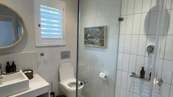 Småhus – comfort | Bad | Dusj, regndusjhode, hårføner og håndklær