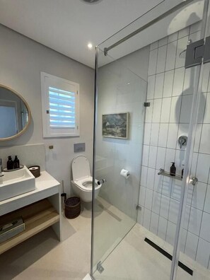 Comfort Cottage | Bathroom | Shower, rainfall showerhead, hair dryer, towels - Dieu Donné Vineyard Self-Catering Cottages (Franschhoek)