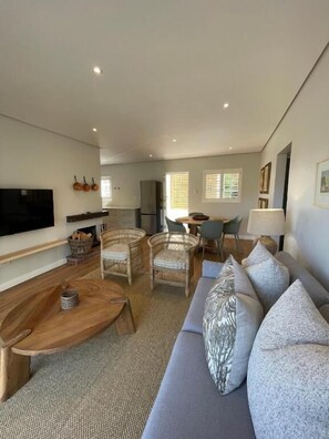 Comfort Cottage | Living area | 40-cm Smart TV with satellite channels, TV, Netflix - Dieu Donné Vineyard Self-Catering Cottages (Franschhoek)