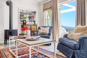 Classic-feriehus | Stue | 40-centimeters smart-tv med satellitkanaler, tv, Netflix