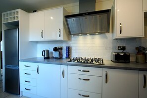 Familien-Ferienhaus | Eigene Küche | Großer Kühlschrank, Mikrowelle, Ofen, Herdplatte