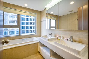 Apartment, 4 Bedrooms | Bathroom