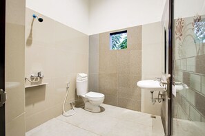 Habitación doble estándar | Baño | Regadera 