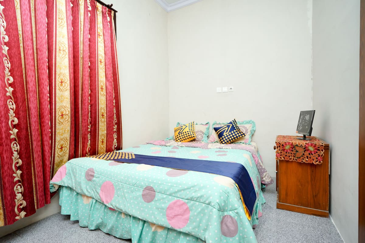 Quarto casal econômico | Escrivaninha, Wi-Fi de cortesia, roupa de cama