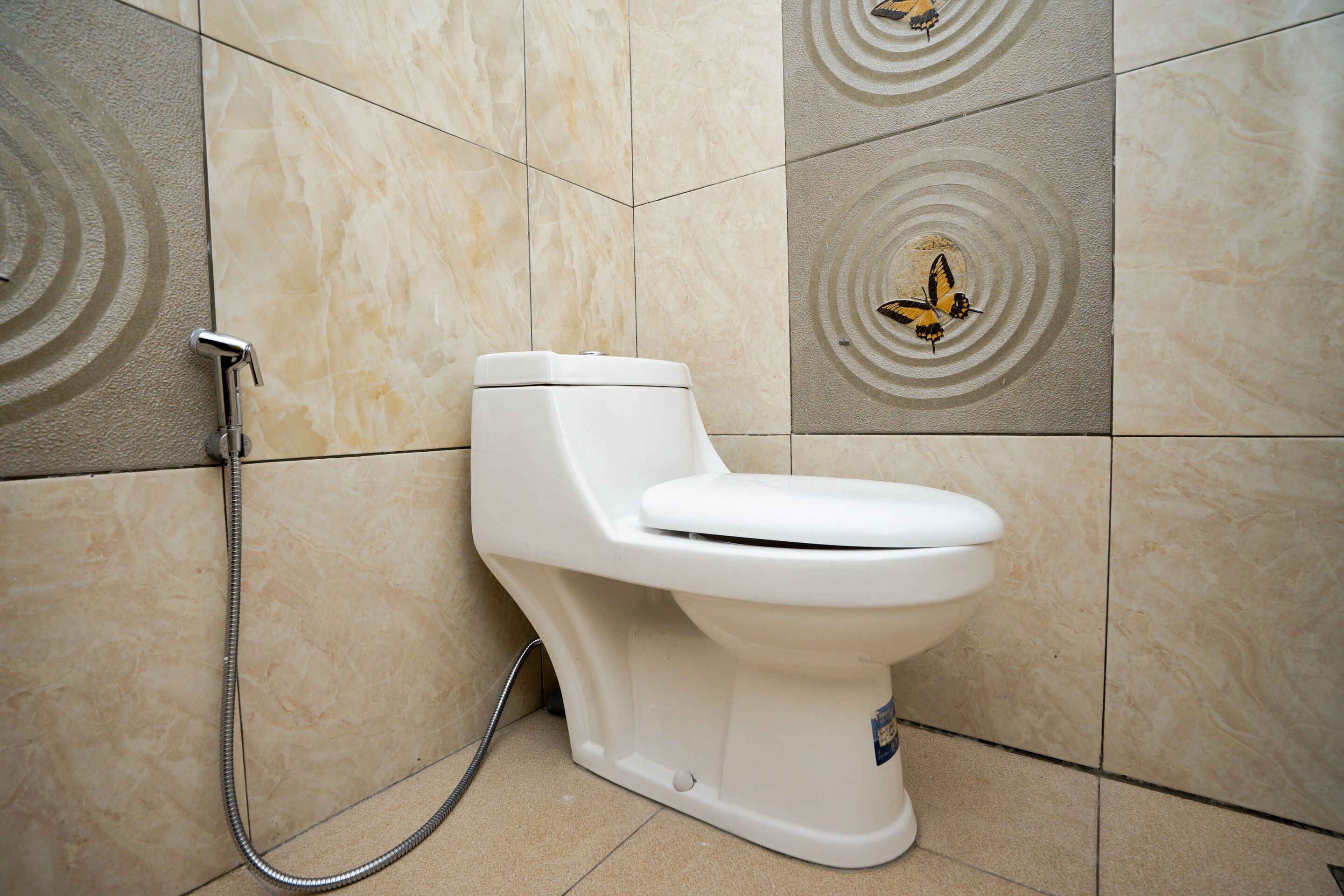 Kamar Double Ekonomi | Kamar mandi | Shower dan handuk